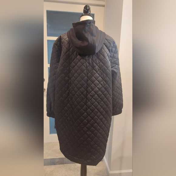 Elegant Black Quilted Hooded Coat - Picture 7 of 15
